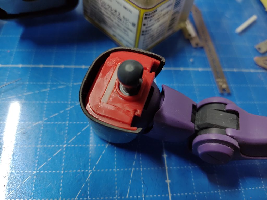 肩アーマー基部の工作。アーマーが2mm上がる様にしています。