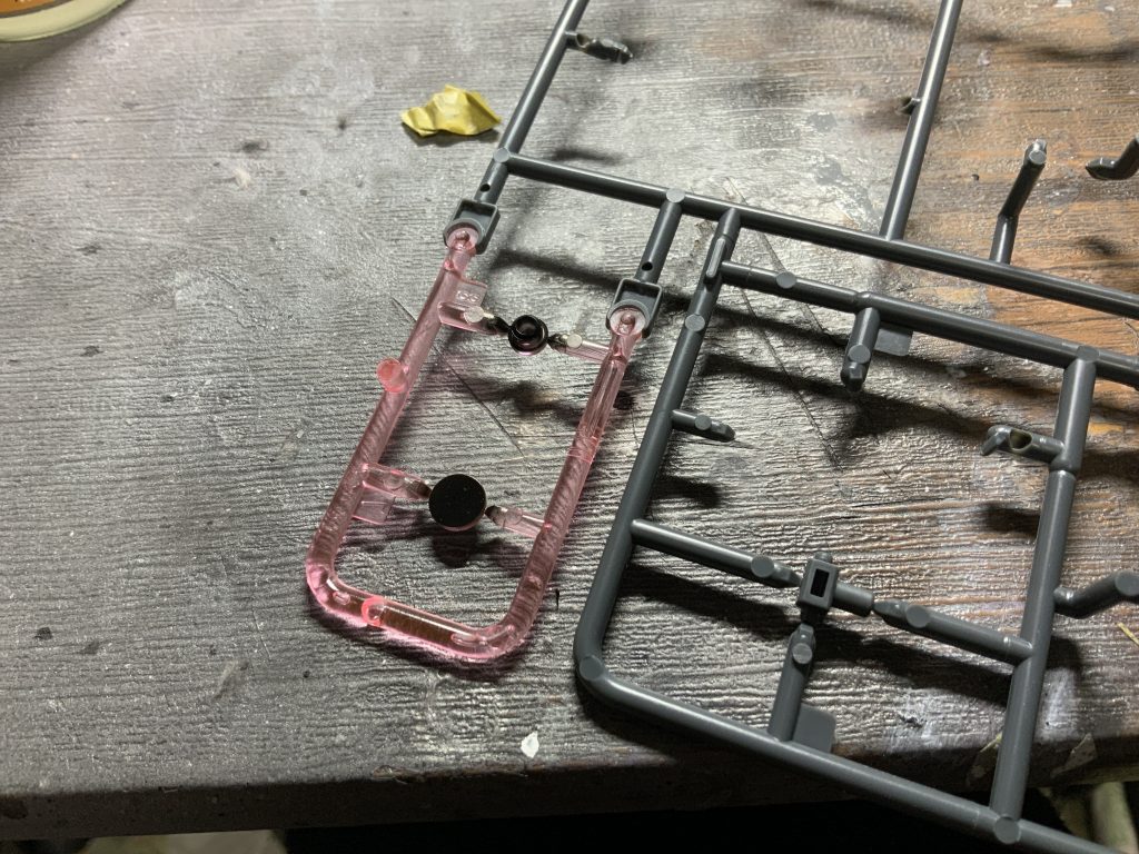 モノアイと胸のレンズは裏からメッキシルバーのち光沢ブラックにて裏打ち