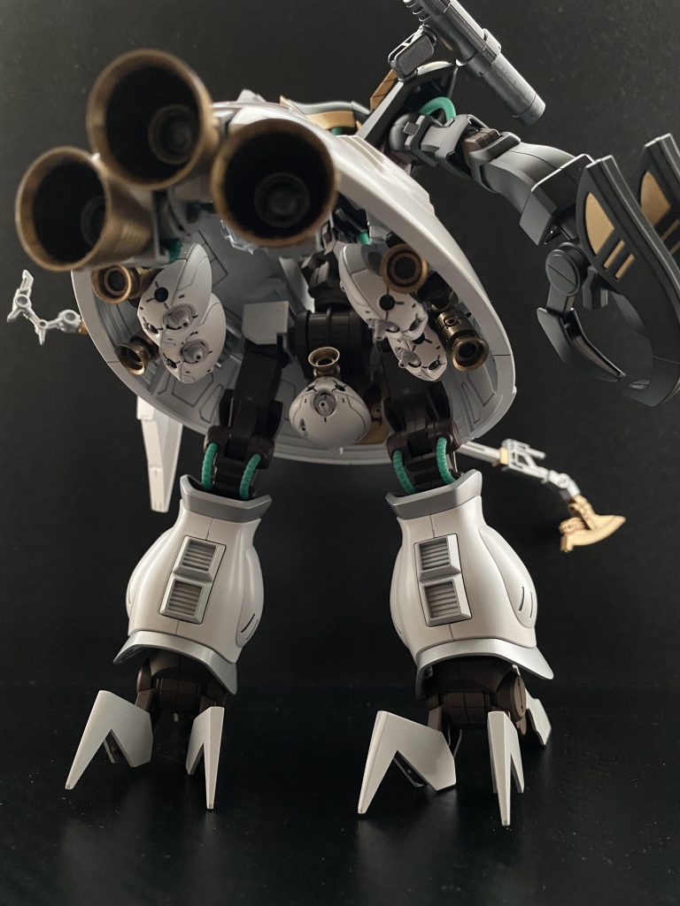 　禁断の…、スカートの、中。　…こっち見るな　本機が完全なNT専用機である理由が、このスカート内部に担架される、五機のMビット(モビルビット)である。モビルビットが正式名称だが、パイロットだけが違う名称で呼ぶ、メジェ…なんとか…。　我々がスカートの内部を覗く時。彼らもまた我々を見ているのだ。