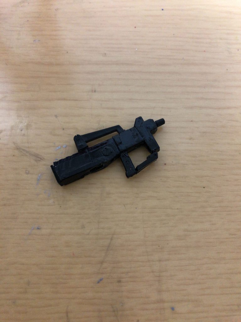 サブマシンガン(君ならやれるよ)と言い残し、消失する