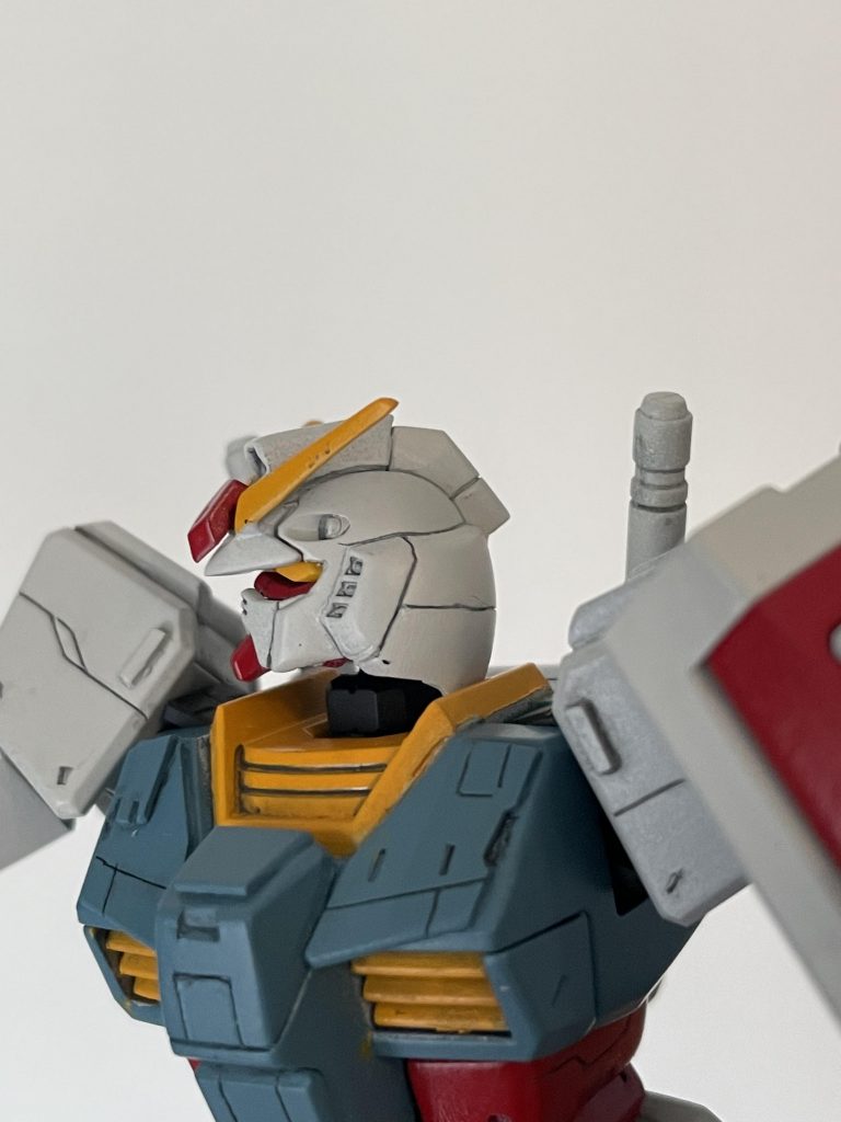 横顔はこんな感じになってます。つばの部分とトサカをプラ板で形を変えて、耳のダクト周りは削って軽くしました。