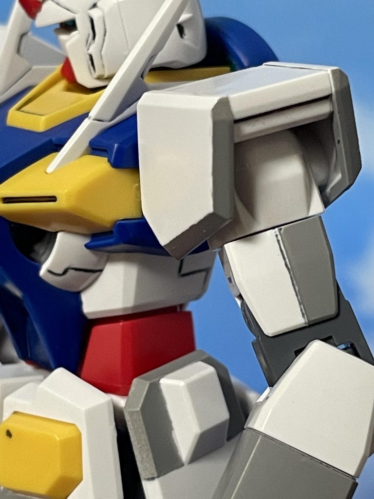 RGのRX78-2ファーストガンダムの色分けを参考に筋彫りに挑戦。しかしめっちゃブレる笑。腹部の太陽炉の模様やパーツの溝を作るために彫ったけど難しい。