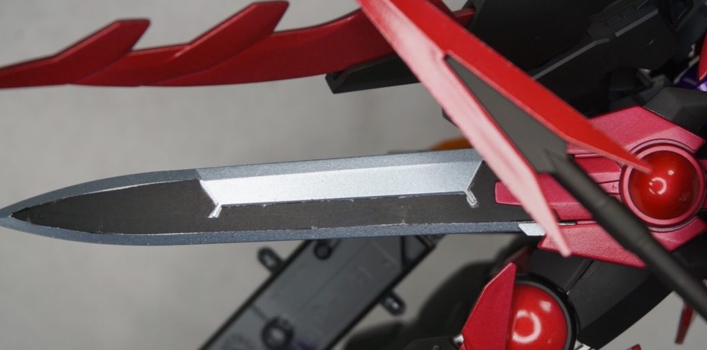 ブライクニルブレイドは黒サフとアイスシルバーで塗装。ABS樹脂なのでプライマーを吹いてからの塗装になります。今回曲線用マスキングテープを初めて使ったのですが……難しいですね。良い方法があれば是非教えてください。