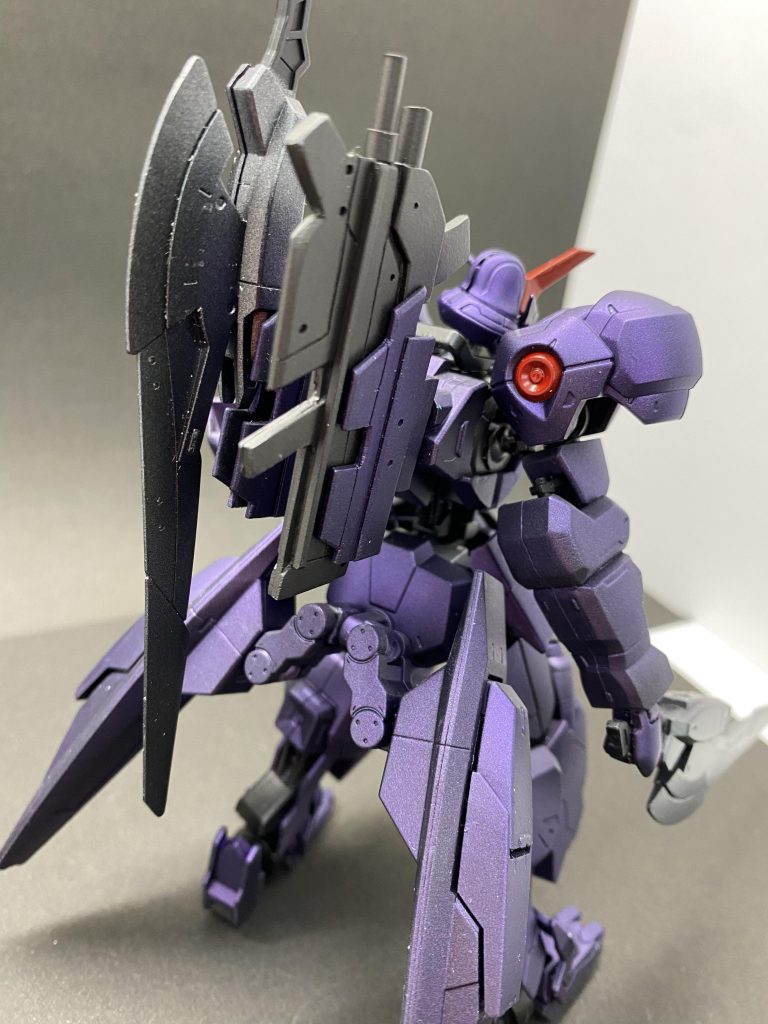 背面に武器をラック可能。