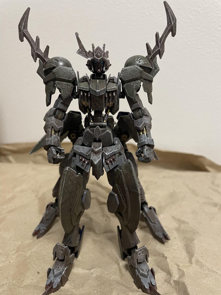 スケール感を出すのって難しいですね(-。-;ミニチュア感が強いのは色味が単調だからでしょうか。ホントは遺跡から見つかった巨大ロボっぽくしたかったのですが、なんか、出土されたオーパーツっぽくなったかなと。