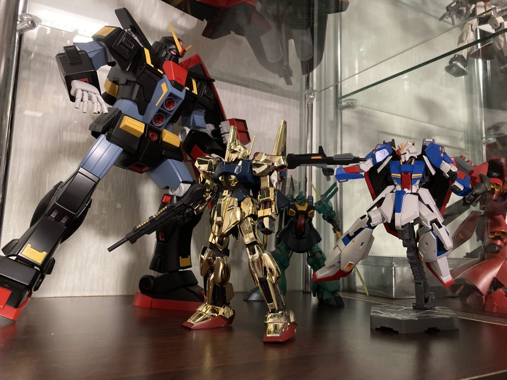 やや前傾姿勢を取らせる事で手持ちのコレクションケースにギリッギリで収まりました。お陰様でキリマンジャロ基地攻略出来そうです。(サイコガンダムは攻略される側)