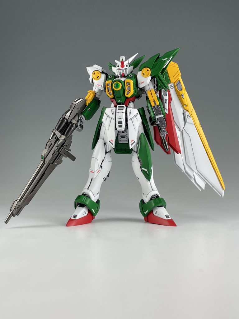 目はラピーテープを切り出してそれぞれ色分け、綺麗に光るように。