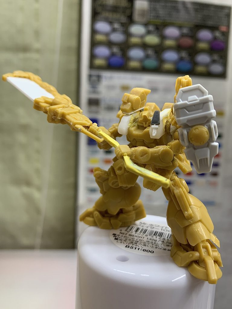 両手足を切断しいい感じの角度に変更しました。盾はRGアストレイのパーツがいい感じにフィットしました。
