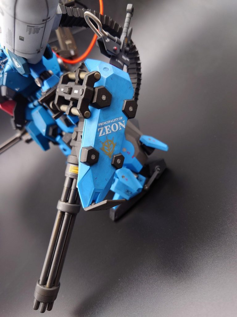 左腕にはヒートサーベルを収納したガトリングシールドを装備。肩をパージして近接型に切り替わります。