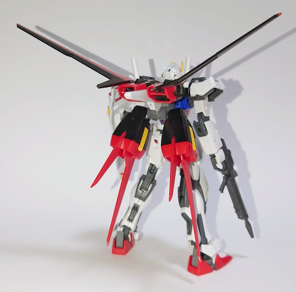 エールストライカー基部や踵等グレー部分や背面スラスター等の赤部分を塗装。スラスター内部等の黒く見える部分は適当な油性ペンで。