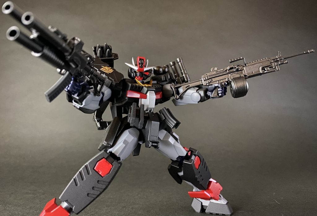 リトルアーモリーの銃器をジャンクパーツでデコり、ツイン・レーザーマシンガンとNCヘヴィガンを再現。ソレッぽく見えるカナ？