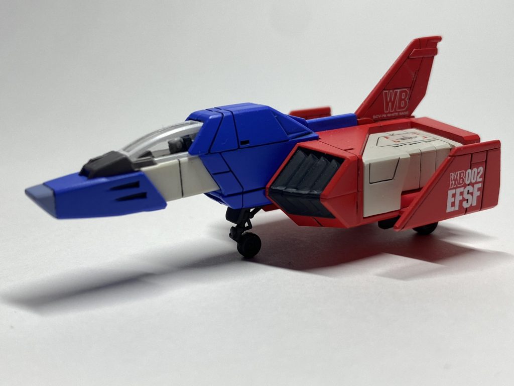 コアファイターも塗装しました。キャノピーの縁は塗り分けましたが、マスキングの技術がまだまだですね。