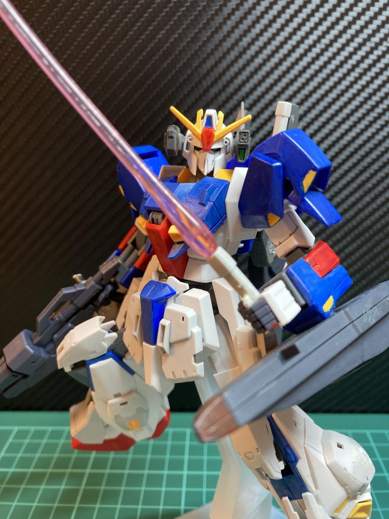 武装としてはオーソドックスなものを使用している。νガンダムのビームライフルと同じく連射と大火力を切り替えられるビームライフルと、MK-2より受け継いだビームサーベルのみである。