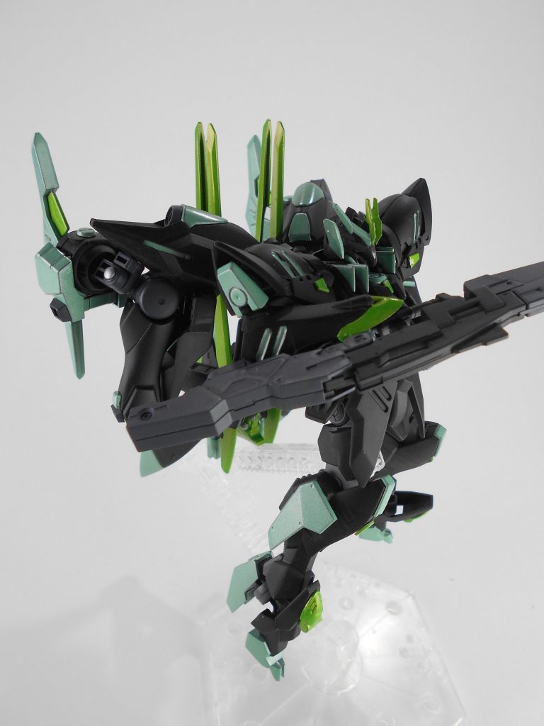 GNディフェンスロッド改・「ティタス」通常。展開時は高速機動が可能ですが、狙撃等の非展開時は「ティタス」を回転させGN粒子の散布を行い、光学迷彩で敵機に居場所を知られないようにすることが可能です。