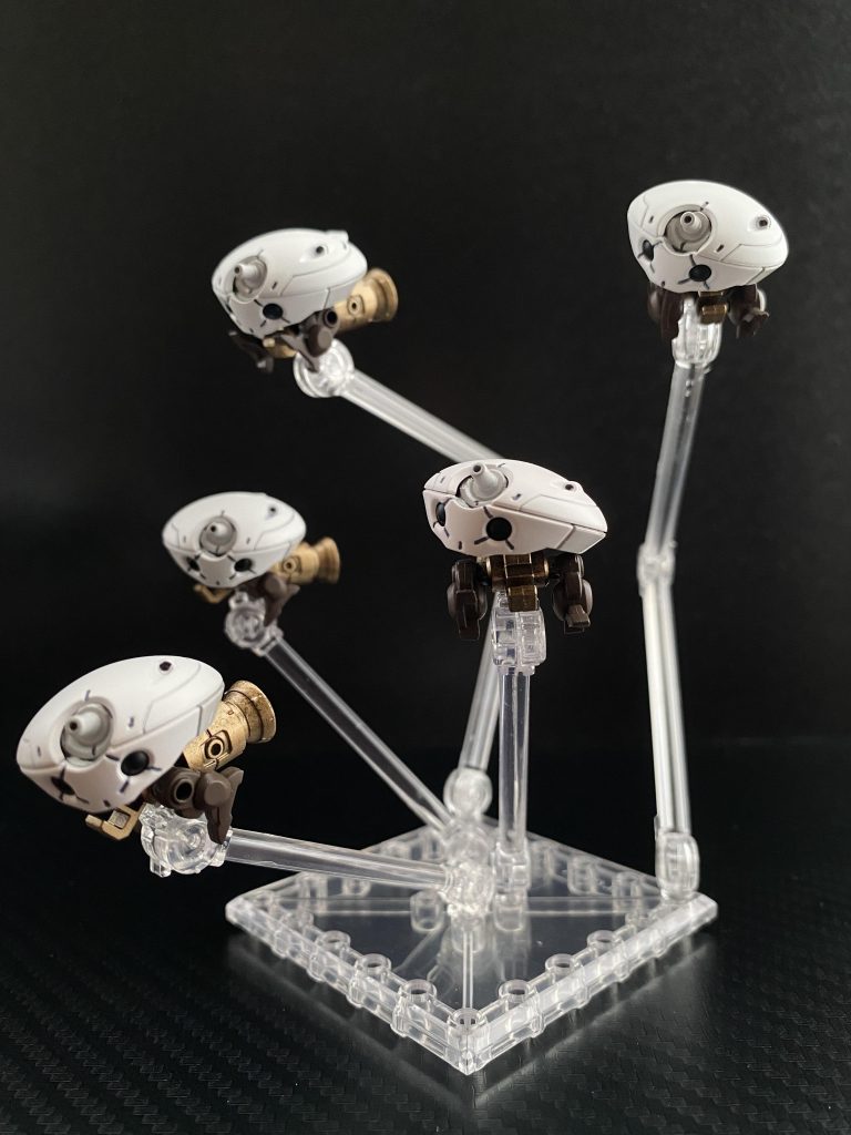 　コメジェド…いや、モビルビット。　5機のビームガン、バルカンを備えたビット。さらに、足?の部分は、電磁アンカーになっており、海ヘビや、アッザムリーダーのような運用が可能。また、複数機が集まることでビームシールドのようなフィールドを形成可能である。前後左右、頭上に展開した彼らにより、「ピラミッド」状のビームシールドフィールドを形成、非常に高い防御性能を有することができる。