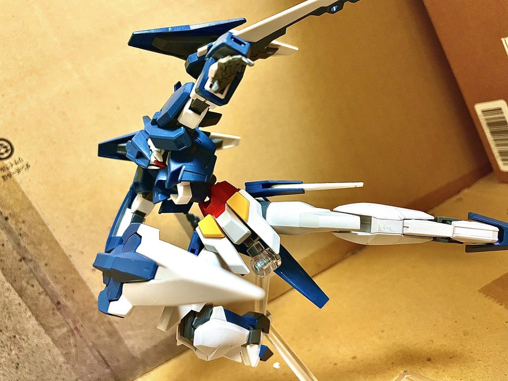 そしてこのGNバスターソードⅡ！やっぱ大剣は男のロマン！AGE2の腰は変形するための可動があって腰を大きく曲げれるから派手なポージングできるのがいいねぇ。持ち手のところをダブルオーのGNソードⅡのグリップと交換をして変形した時に胸に刺して機首になるように改造しました。