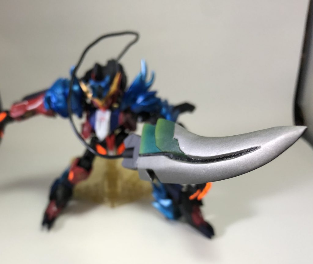 尻尾の中身。こちらはディノバルド亜種をイメージした造形にしました。普段は刃が赤熱する青くてデカい鞘に収まっています。こちらはルプスレクスの尻尾に近い動きをする感じ。