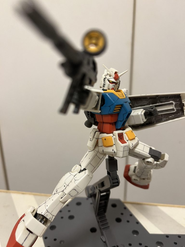 SEEDポーズ。ライフルの持ち手が洒落にならない緩さなのは何なんですかね? 写真撮ったあと、ボールを接着剤で太らせました。