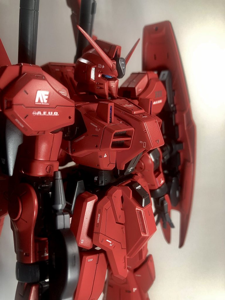 カメラアイは最初クリアーブルーで塗装したのですが色合いがはっきりしなかったのでメタリックで塗装し直したりイメージ通りには中々ならないですね！これもまた勉強させて貰いました。