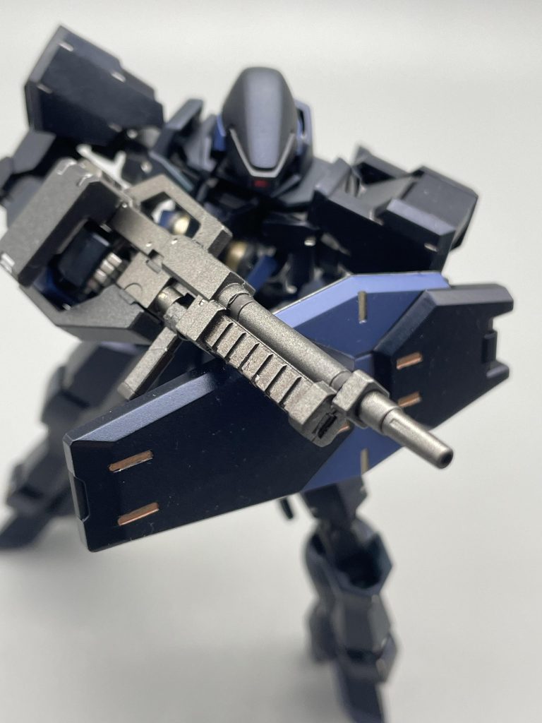 シールド・ライフルライフルはエナメルでそこそこ塗り分けたのですが、あまり目立たなくなってしまいました…シールドはいい感じにできて満足してます。