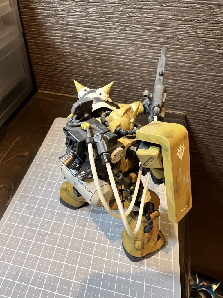 動力ケーブルは取り外しも可能。  シールドにはジャコビアスのイニシャルをデカールで表してます。