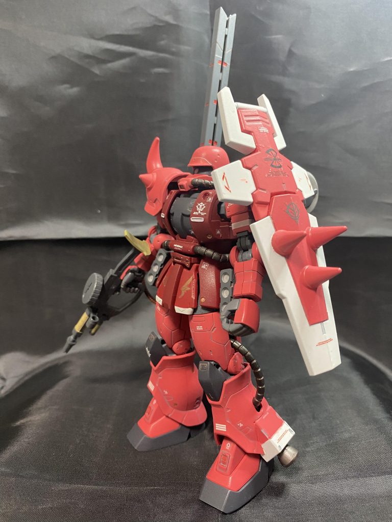 左側面!基本ジオン軍ですけど、ザフトの部隊章もついてます。シールドはドムR35から!