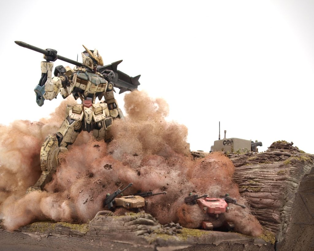 崖下からの全体像。こちらが【動】のサイド。激走するモビルワーカーに動きを付けてもらってます。