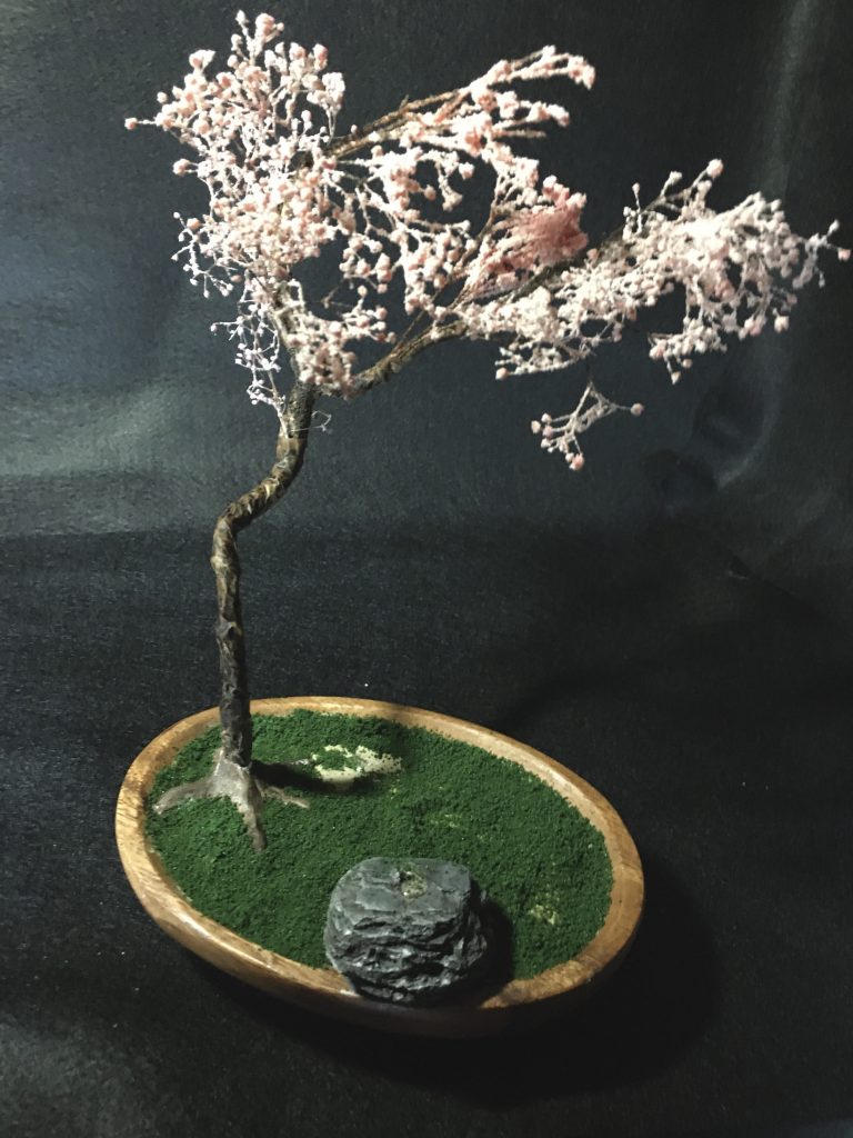 桜を咲かせてみました。こんなにデカい桜は実際ありませんが縮尺は無視してつくりました。初めてやった割には桜していると自己満足しております。足裏と土台部分にネオジム磁石を仕込んでおります。色々な作品を見ていてネオジム磁石というワードが度々出てきたので使ってみました。安定感抜群です。