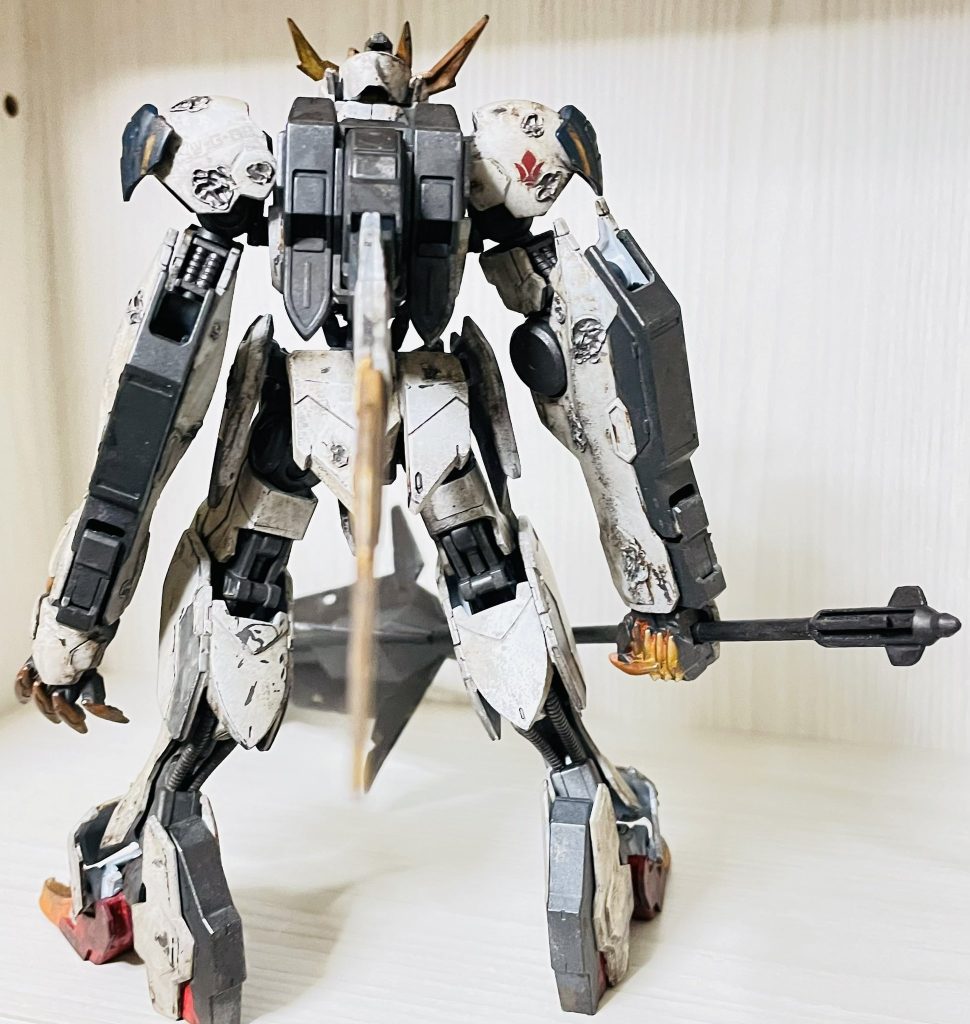 ルプスレクスは胸に鉄華団のエムブレムがボディの一部として大きく描かれているのでデカールは最小限に後ろから見ても鉄華団の悪魔であると分かる程度にワンポイントのみにしました。