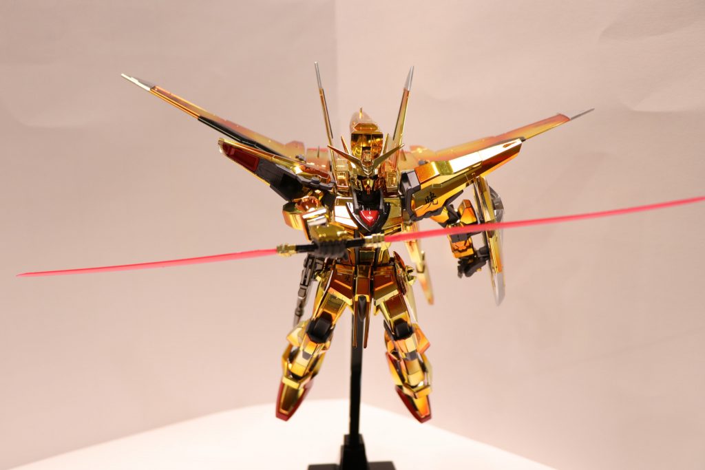 手首はMGストフリのものに置き換え。甲の部分は目立つので箔シールを貼りました。赤い部分はキットが暗い赤いだったので劇中のイメージでブライトレッドに変更しています。