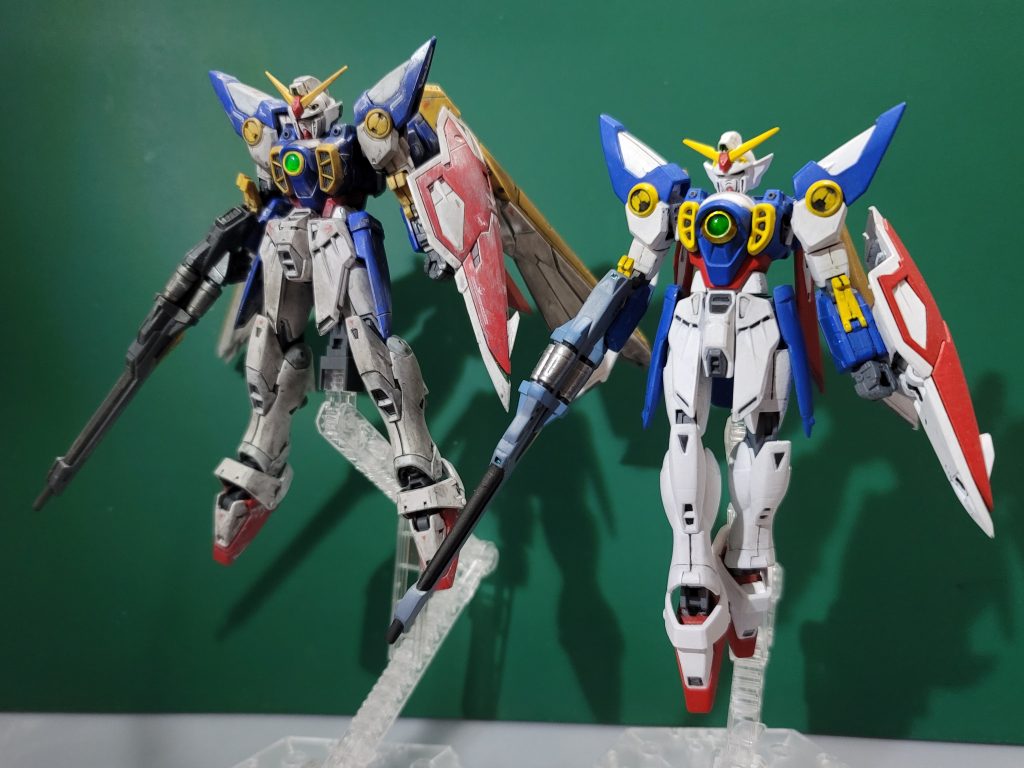 筆塗り全塗装のHGACと一緒(HGACは全塗装以外の作業はしていなかった)こう並べてみるとRGの方がカッコいいと認めざるを得ないHGの方の翼は腕で隠れるほど薄くて小さいなだがケツにスタント穴があったことは評価しておこう