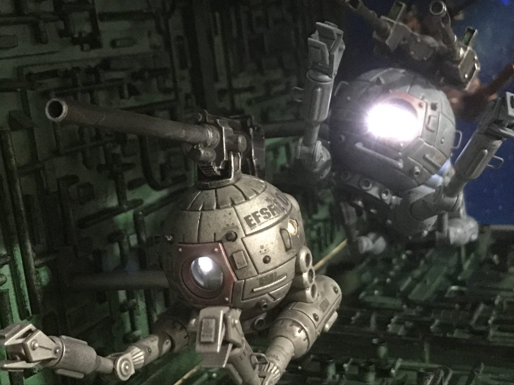 いかにも〝パイロット操縦〟にしたかったので、ジオラマ壁面からプラパイプを通し、その中にLEDユニットを忍ばせています。