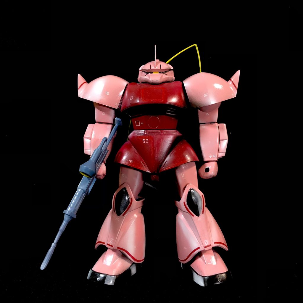 まえジオン公国軍突撃機動軍独立第300戦隊の指揮官を務めるシャア大佐専用のゲルググ。装甲はシャアのパーソナルカラーである赤を基調に塗装されている。本機は25機生産された先行量産型ゲルググの1機で、頭部にブレードアンテナが備わっている。