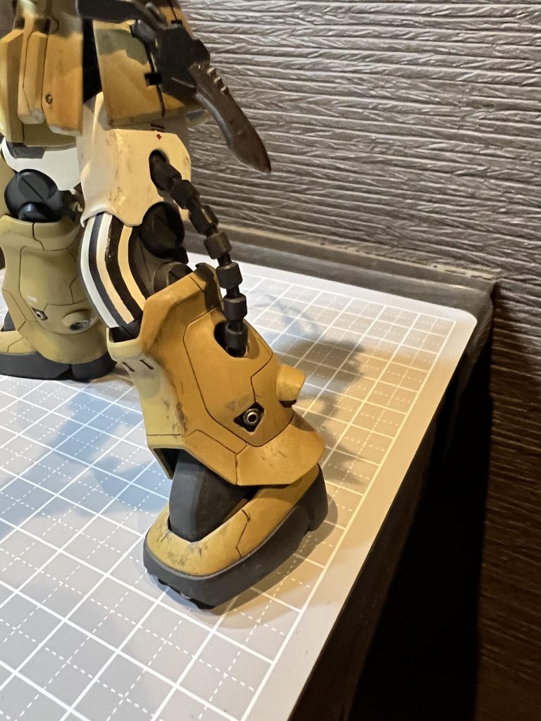 膝アーマーはセンチネルの設定に基づき、腿の装甲の中に入るように改修してます。(分かりづらすぎる改修ですが💦)足のアポジモーターはメタルパーツに置き換えてます。