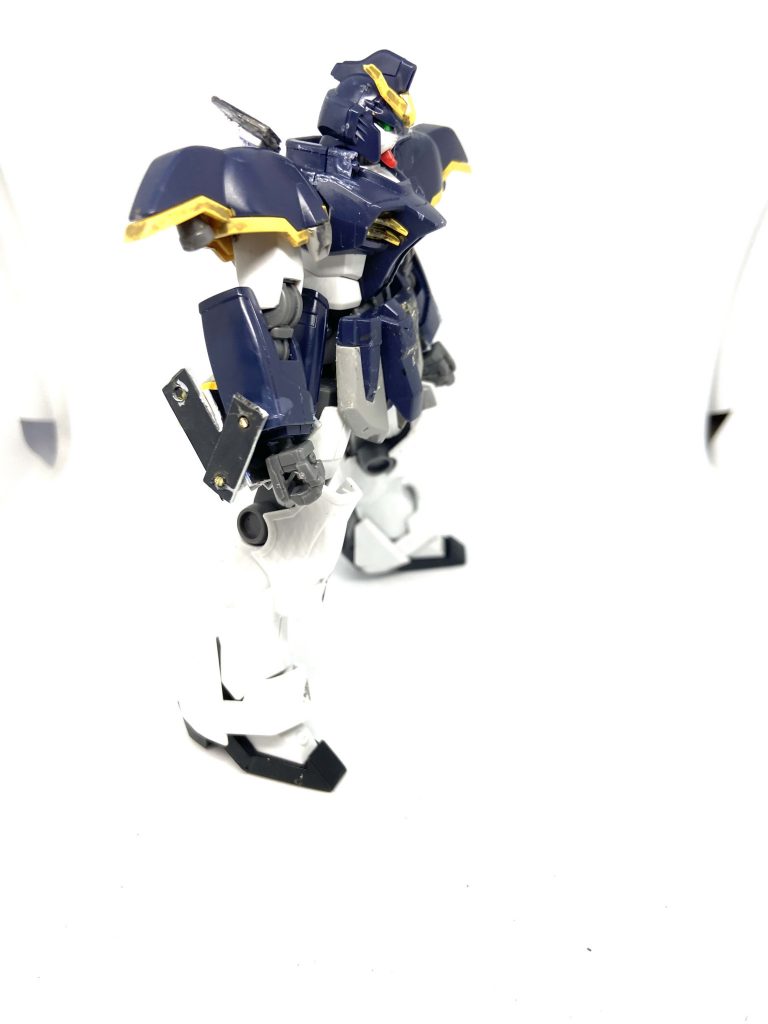 マントを全部取るとかのような形、頭部のアンテナは干渉してしまうので短くしています。