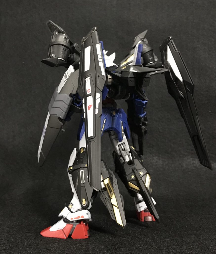 黒かメタリックな質感にしようかどうか迷ったんですが、黒にしようと決めまして光沢よりは艶消しだろう!っとマッドな黒で行く事に決定しました😌ただ、マッドな黒の質感って黒サフが一番好みだったので脱サフとか言っておきながらアサルトブースターは黒サフで塗装しました😅 でも、ホントにこの落ち着いた黒の色味は大好きです✨