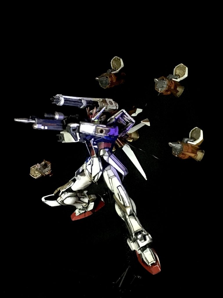 メタルビルドのこのポーズがかっこいいと思うのでポーズは固定にしてます。目はUVライトでビコーンします。