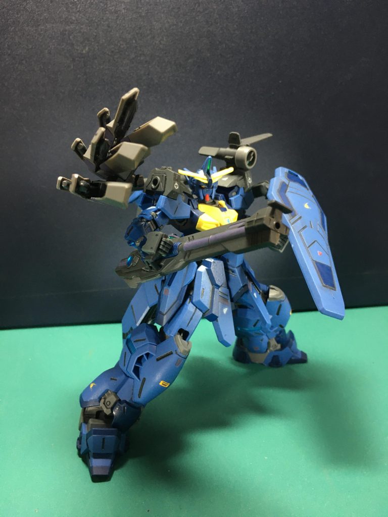 　シールドとビームキャノンは接続アームが固定されているので動きに幅がありません。HGBC系のジョイントの組み合わせでシールドを前方まで向けられるようにしています。ビームキャノンは逆に扱いづらくなっちゃったのが難点かな…