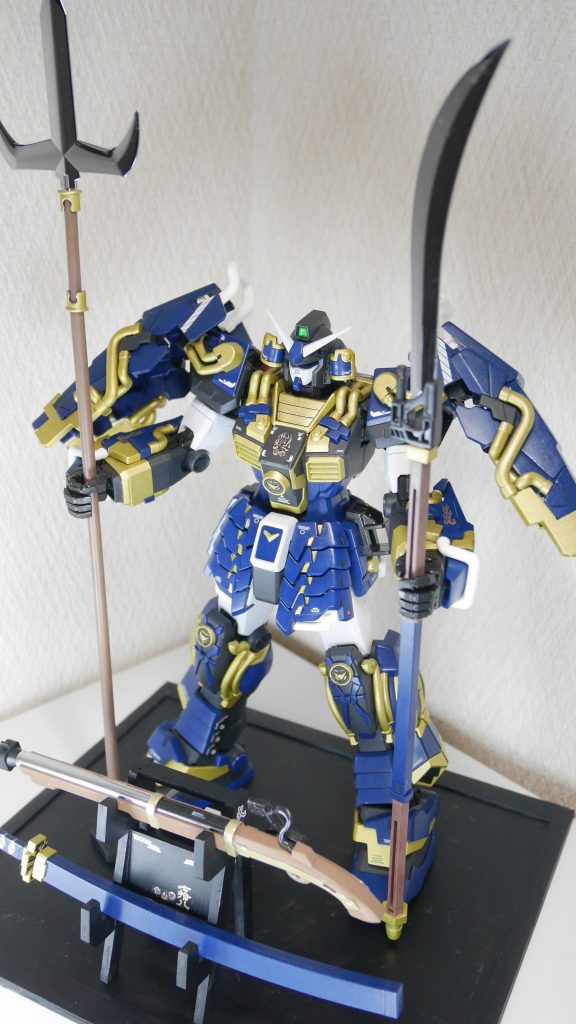 配色は赤のパーツをロイヤルブルーに変更。黒は真っ黒ではなく少し白みのある黒にして、モールドがわかる程度の濃さにしています。