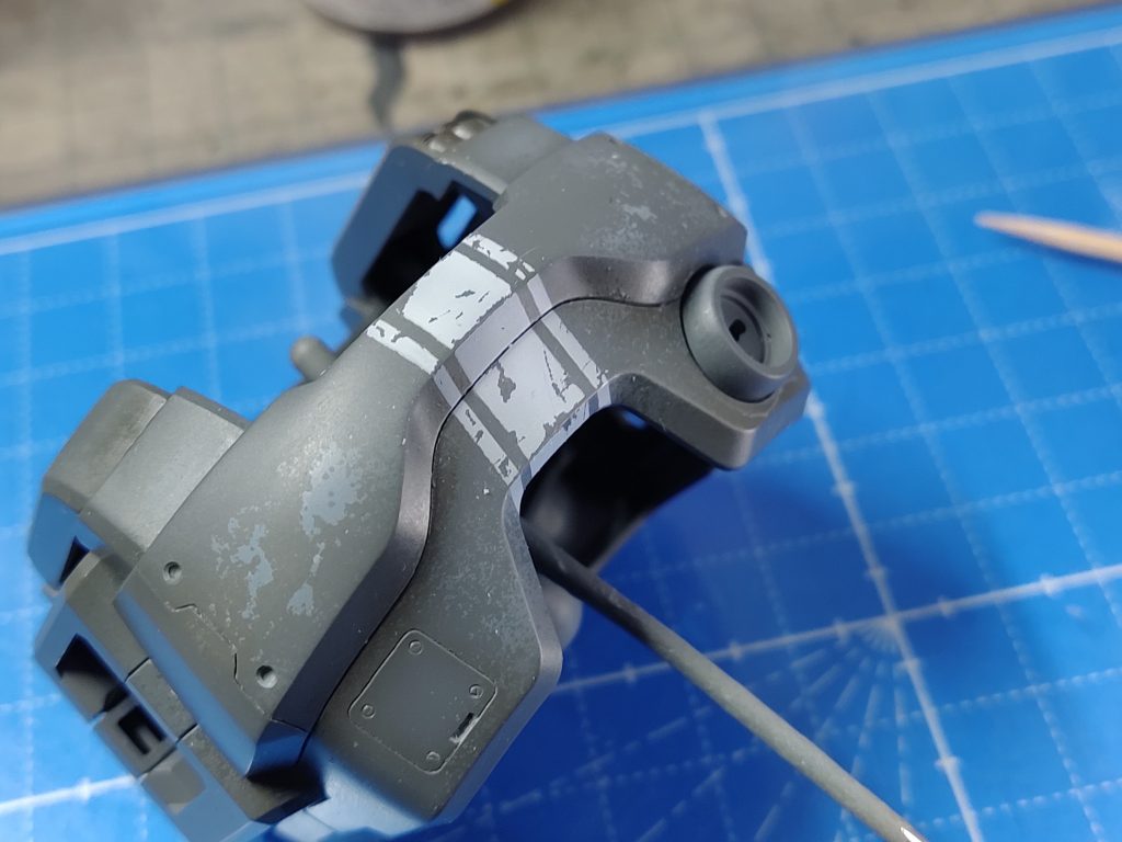 胸部はヘアスプレー法による退色表現の上に白ラインを塗り、シリコンバリア法で剥がしを加えています。