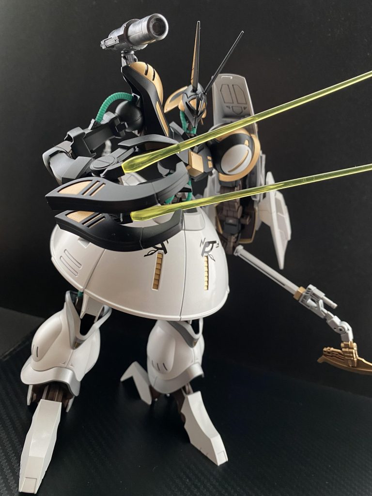 　一見、通常のバウンド•ドックと変わらないように見える右腕だが、クロー基部にビームサーベル発振装置が追加され、右腕による攻撃の際の行動パターンがより多彩になっている。また、ビームガンとしての機能も有しており、MA時の使用も可能となっている。