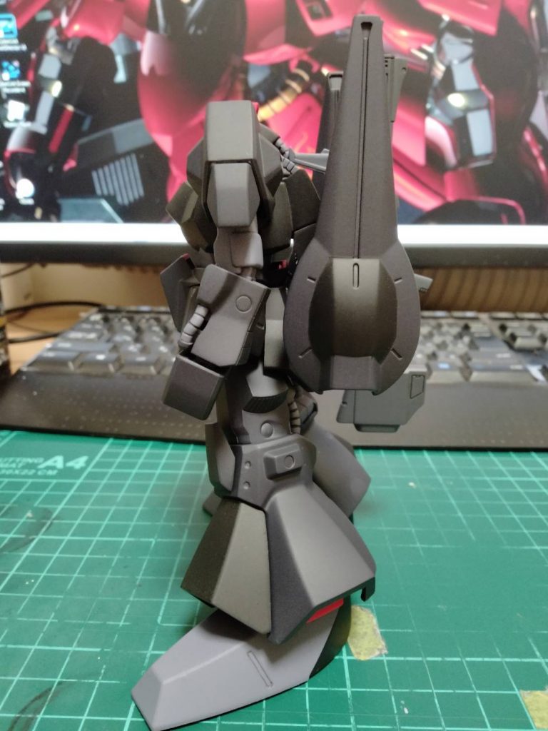 サイドです。バインダーはMGを参考にマスキングして塗り分けました。