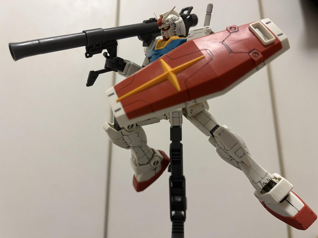 初代HGUCのガンダムではキツかった肩担ぎの発射ポーズが、この30周年ver.では結構楽に決まるのは当時驚きましたね。そこから更に10年ですか。プラモの進歩には驚きますね。
