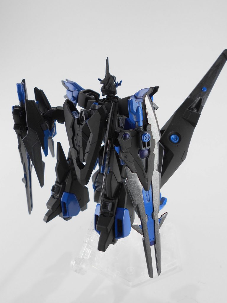 背面。バックスカートにはトライエイジの脚部を巨大なスラスターとして使用しています。