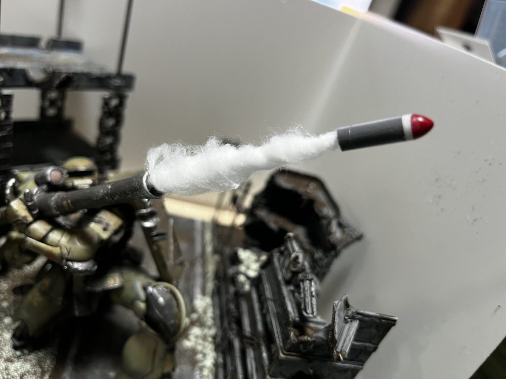 砲弾飛ばしたいなーという思いから今回のコンセプトを考え、綿を使って煙を表現しました。今見ると砲弾はもっとやりようがあったなぁと反省してます。