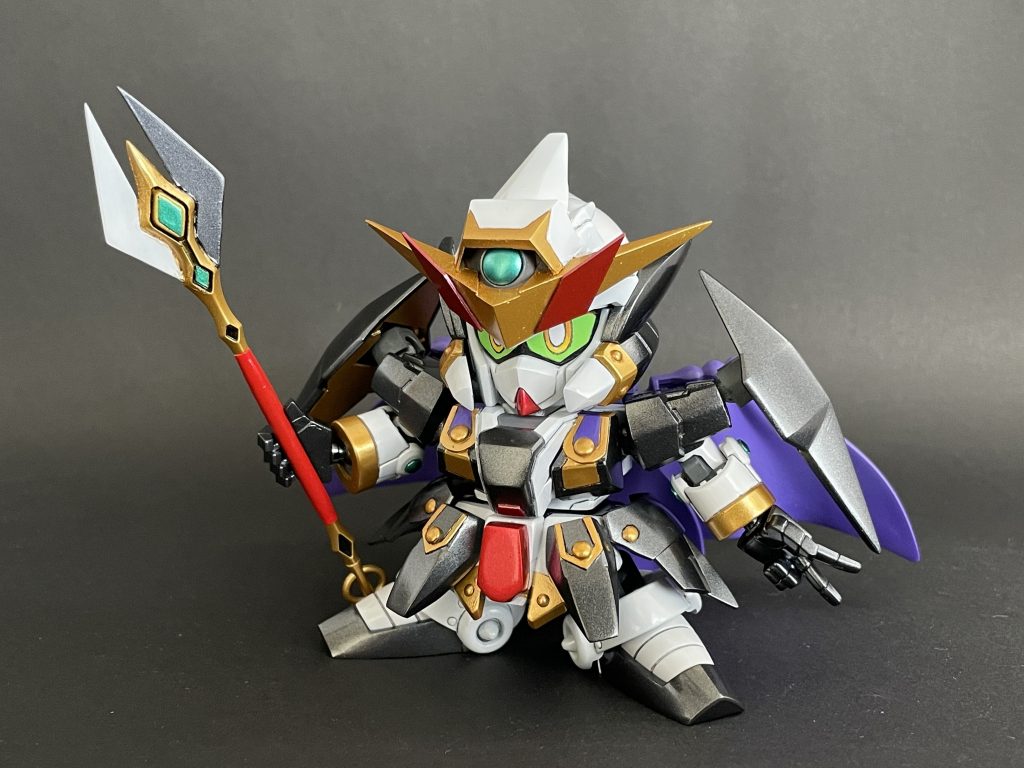 正面。何かとお騒がせな騎士エクシアのお目付け役に任命された法術士。攻撃系と防御系の魔法を得意とする。実はかつて勇者エクシアとともに活躍したデュナメスの姿を模して作られたクローンのような存在。