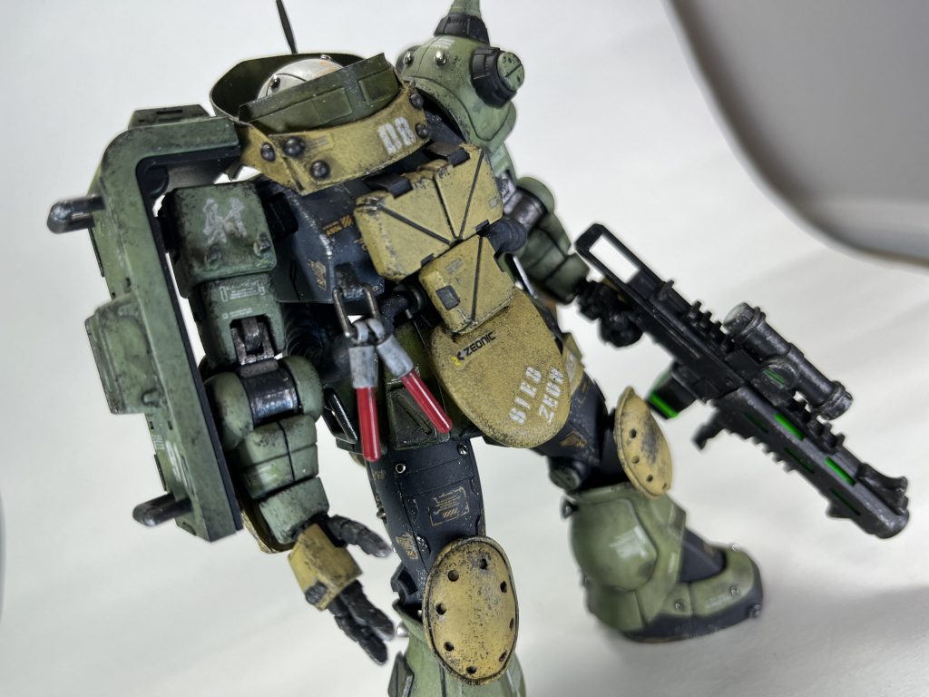 スパイクアーマーはスパイク部を交換して筋彫り、シールドは追加パーツでディテールアップしました。胸部の赤いやつは、サバゲー時代もなんかよくわからず装備してましたが、実際の兵士さんの写真でもよく装備されてました。パキっとすると光るやつです。おそらくこれで味方にも指示が出せるんでしょうね。