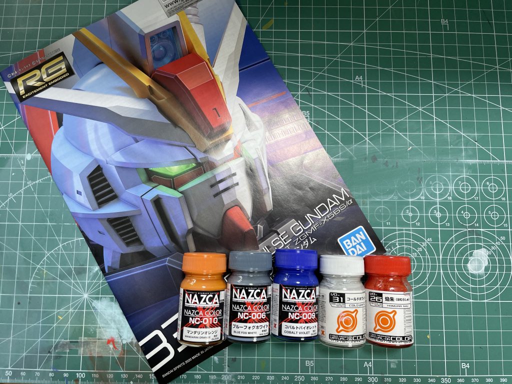 初めてNAZCAカラーを使ってみました。青:コバルトバイオレット(NAZCA)黄:マンダリンオレンジ(NAZCA)水色:ブルーフォグホワイト(NAZCA赤:焔朱(バーチャロンカラー)白:コールドホワイト(バーチャロンカラー)他の色は成形色まんまです。