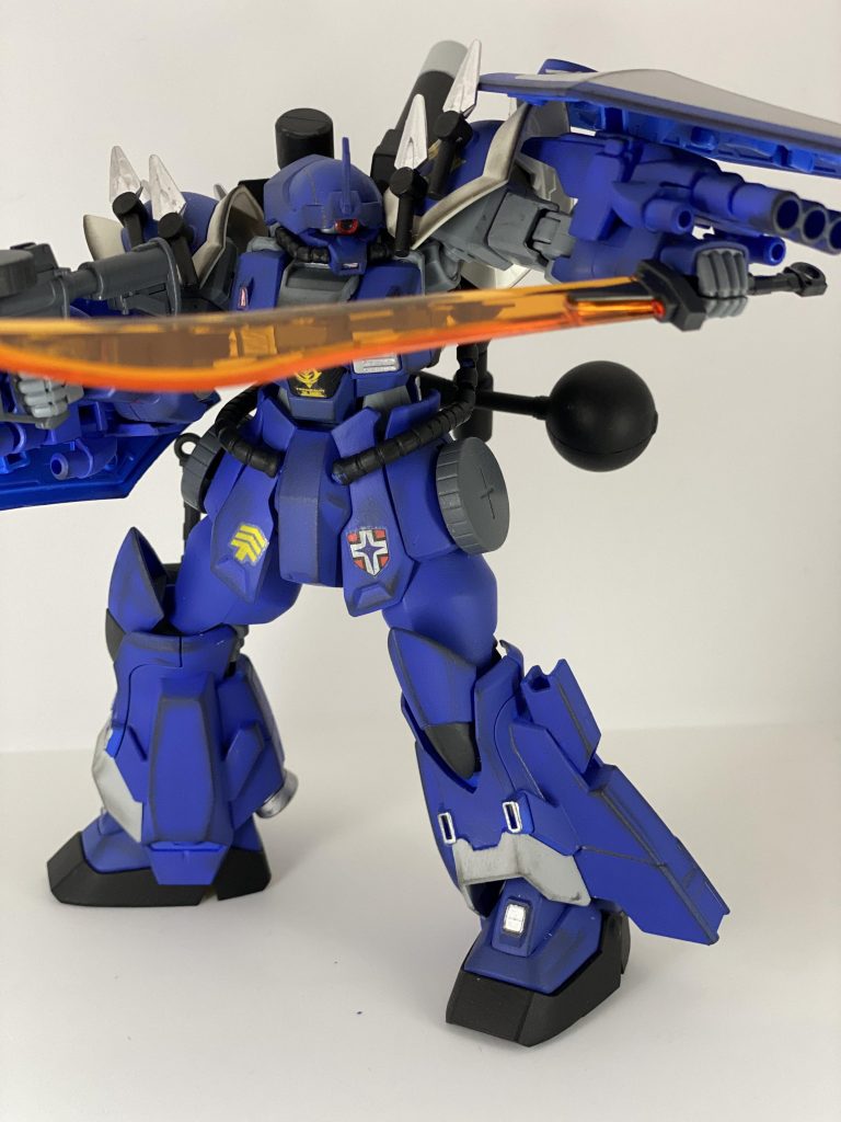 サーベルを構えつつバルカンで牽制肩や腕の可動域も割と有るのでこの様なポージングも無理なく出来ました