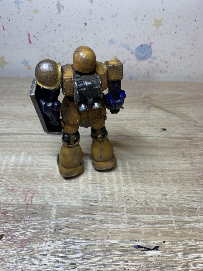 塗装はアクリルガッシュの筆塗りです。リアルタイプの旧ザクを参考にして塗りました。下地にジェッソを塗ってアクリルガッシュを塗りやすくしてます。